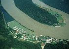 Die Schlögener Schlinge Donau-km 2186-81, vorne der Yachthafen Schlögen : Flussschleife, Yachthafen